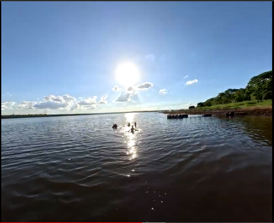 Pessoas nadando Farol